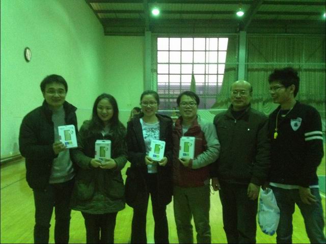 工会主席边界博士为冠军获得者颁奖 工会主席边界博士为冠军获得者颁奖