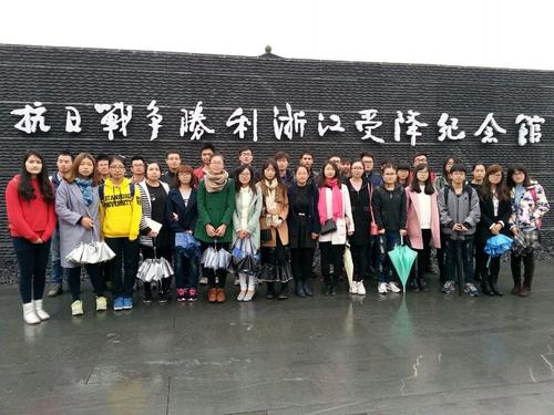 重庆时时彩
学生党员在受降纪念馆合影