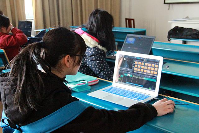 会员认真学习