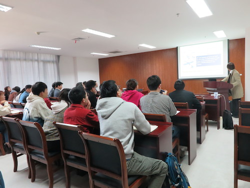 井上俊英(右)和全体师生