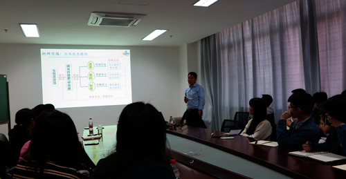 张建明（中）与全体师生