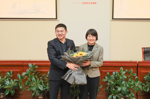 黄又举教授向谢毅院士献花